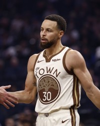 开云体育官网-甘当绿叶！库里半场送7次助攻 仅7次出手命中1球得4分 另有4板1断